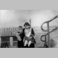 083-0056 Oma Koehn mit Dieter und Dorothea Stein, im Jahre 1941.jpg
